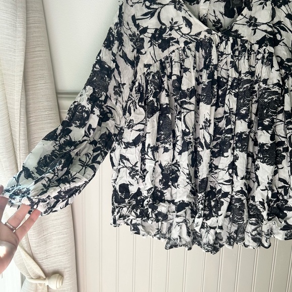 Chelsea & Theodore Large Loose Ruffle Peplum Black and White Floral Blouse - Picture 4 of 10